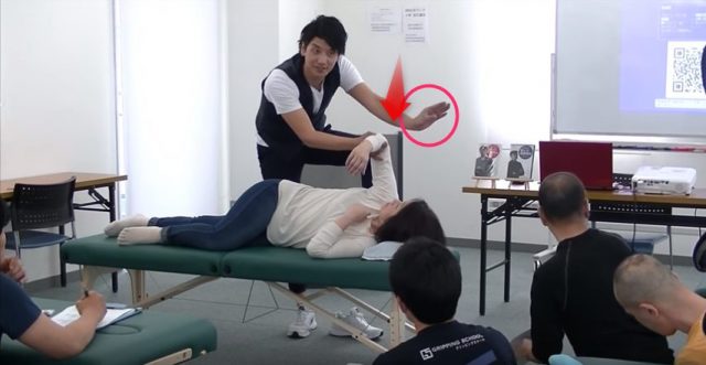 肩甲骨の内側に母指を入れる