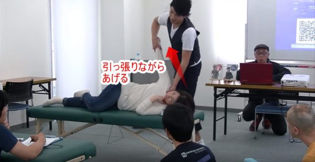 引っ張りながらあげる