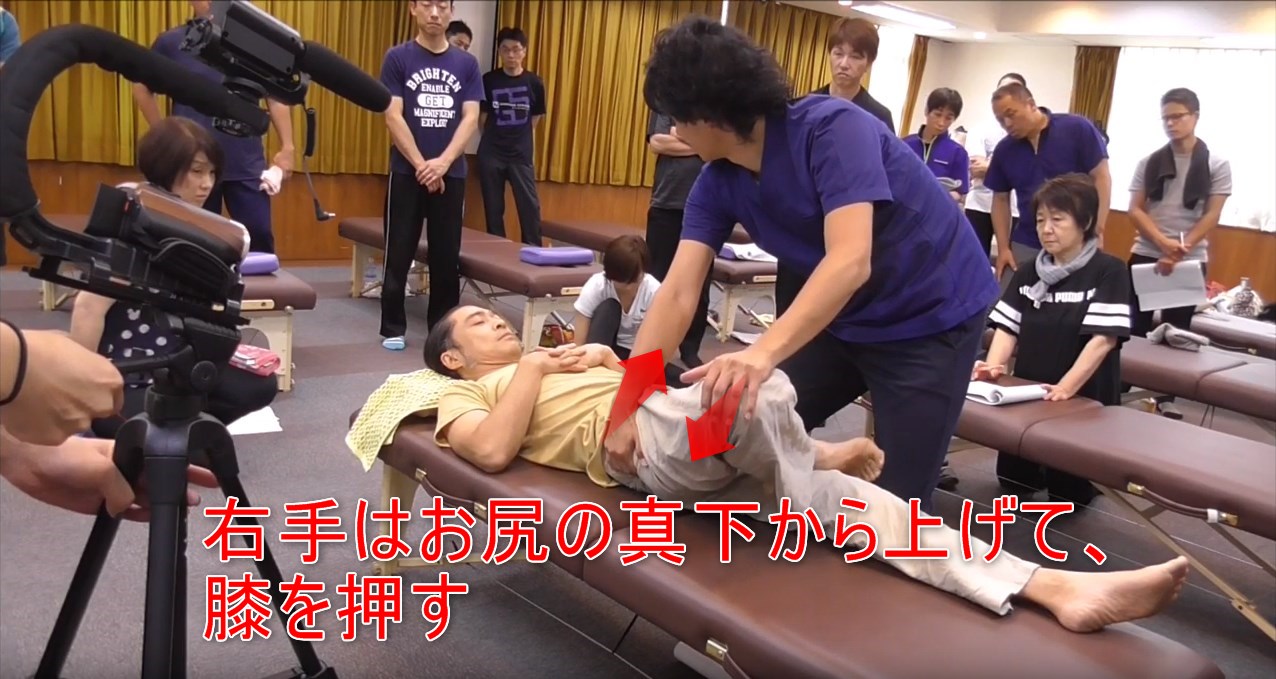 33-03_右手はお尻の真下から上げて、膝を押す