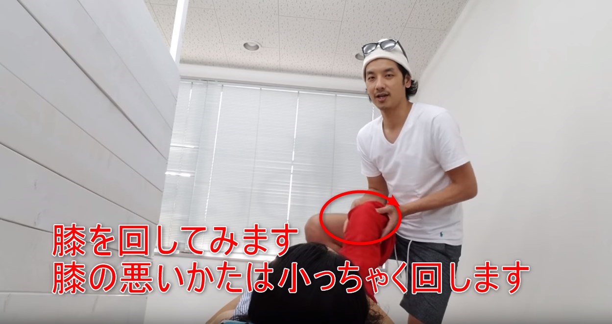 34-03_膝を回してみます膝の悪いかたは小っちゃく回します